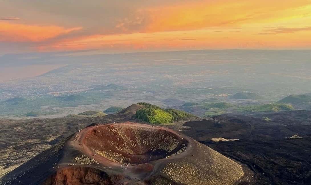 imagen n.º 1 de Catania: Excursión al atardecer en el Etna con servicio de recogida y regreso actividad en Catania, subida por el proveedor