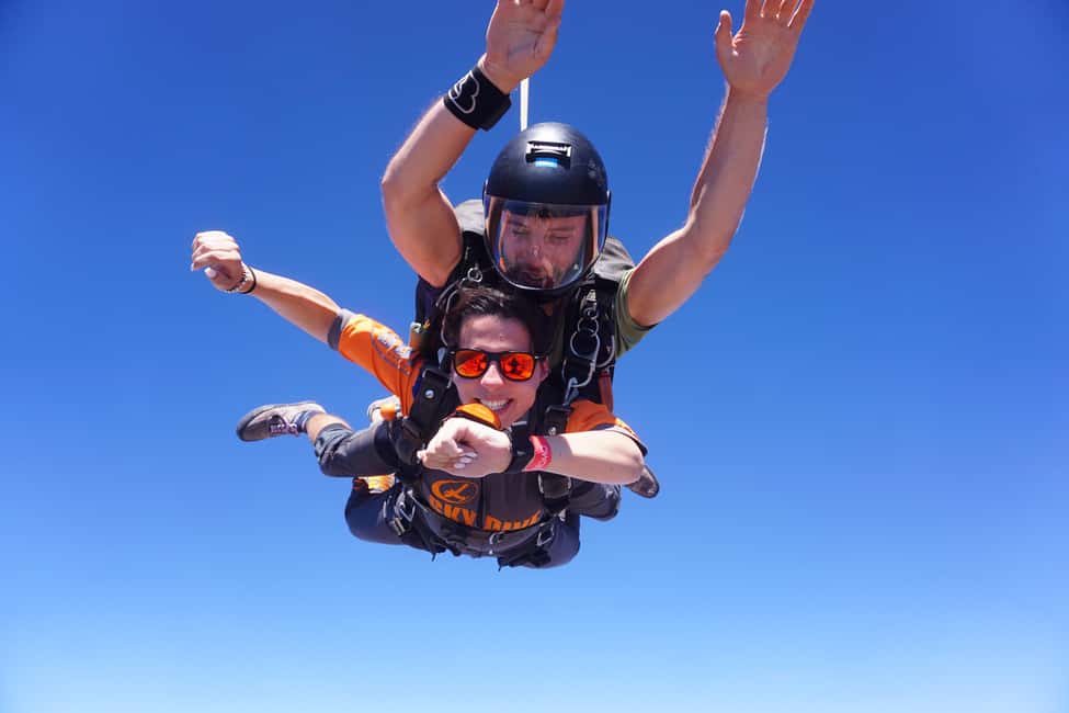 imagem n.9 de Skydive Algarve: Paraquedismo Tandem 10.000ft (até 15.000ft) atividade em Alvor, carregada pelo fornecedor