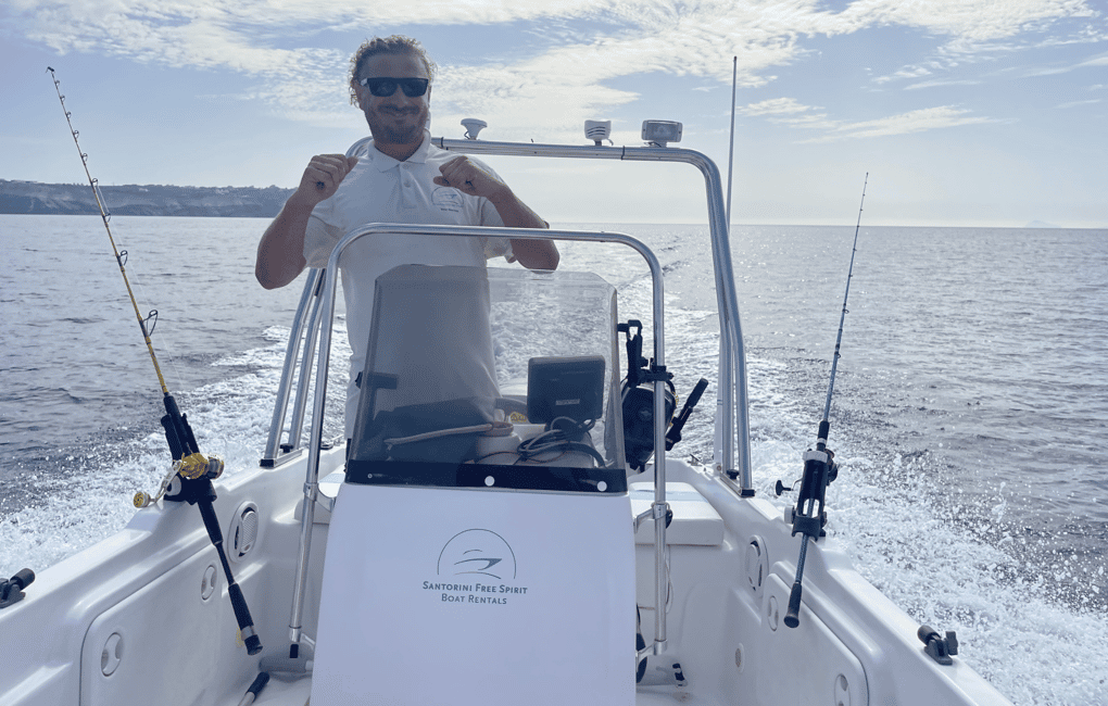 imagen n.º 10 de Santorini: Alquiler de barcos sin licencia con equipo de snorkel actividad en Fira, subida por el proveedor