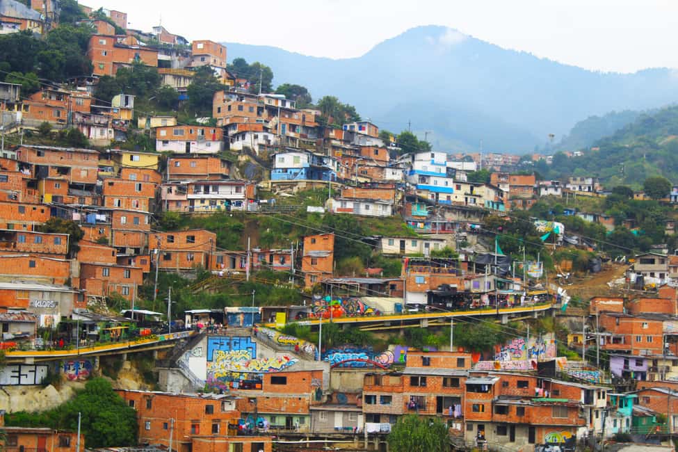imagem n.3 de Medellín: Tour de grafite na Comuna 13 com comida de rua e teleférico atividade em Medellín, carregada pelo fornecedor