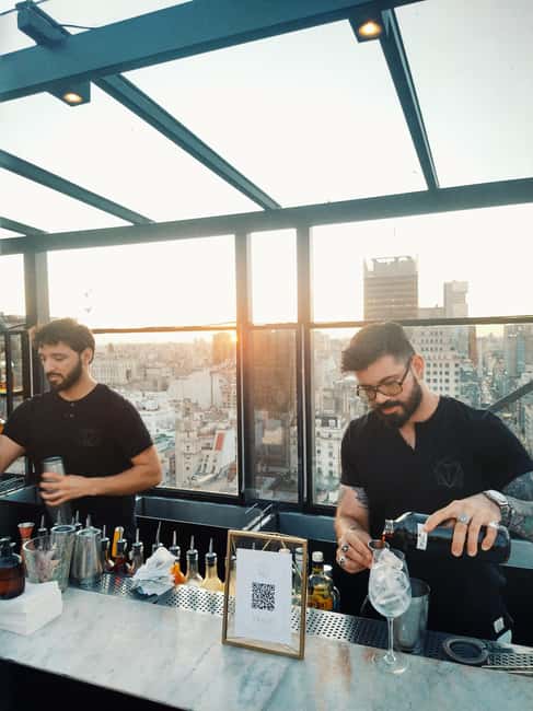 imagen n.º 2 de Cóctel en un bar con un barman actividad en Buenos Aires, subida por el proveedor