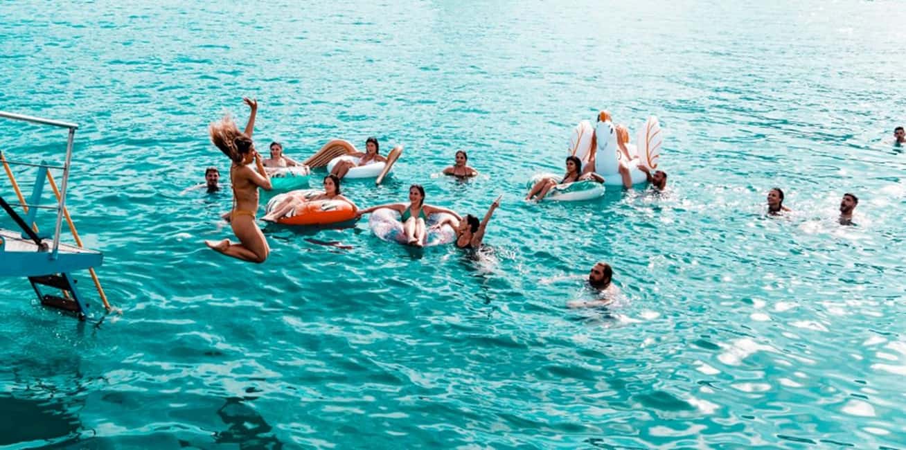 afbeelding n.10 van Athene: eilandcruise met zwemmen. DJ, lunch en drankjes inbegrepen. activiteit in Centraal-Griekenland, geüpload door aanbieder