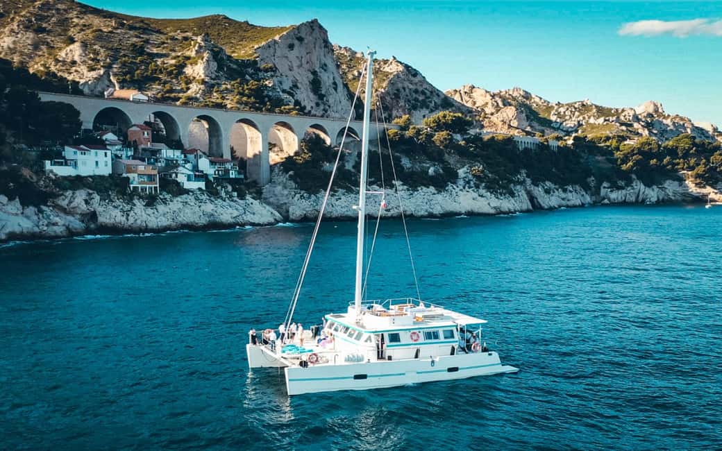 imagen n.º 1 de Marsella: Crucero en catamarán por el archipiélago de Frioul con almuerzo actividad en Marsella, subida por el proveedor