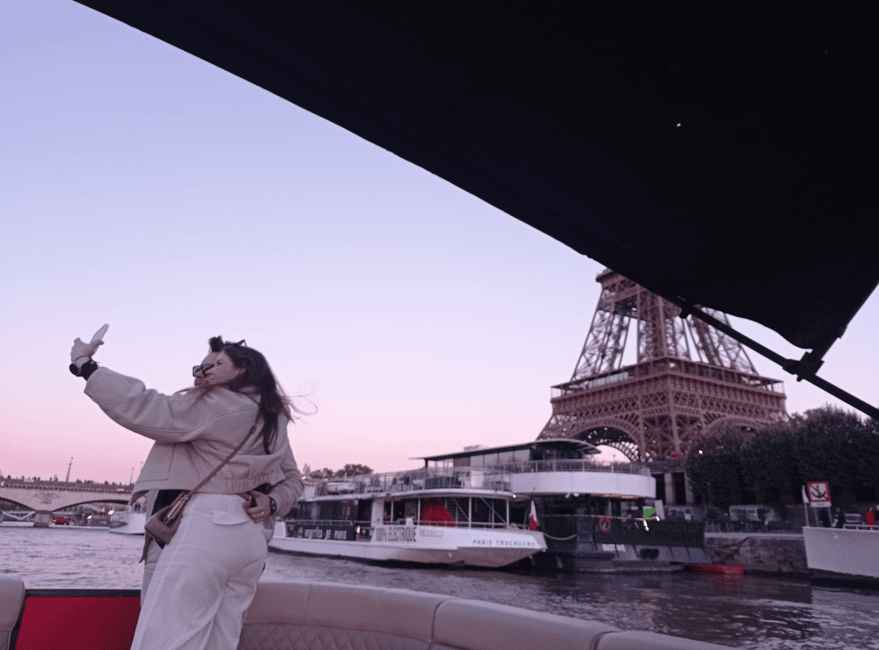 Image N°10 de Paris : Croisière privée au coucher du soleil avec apéritif et prise en charge des passagers activité à Paris, publiée par le prestataire