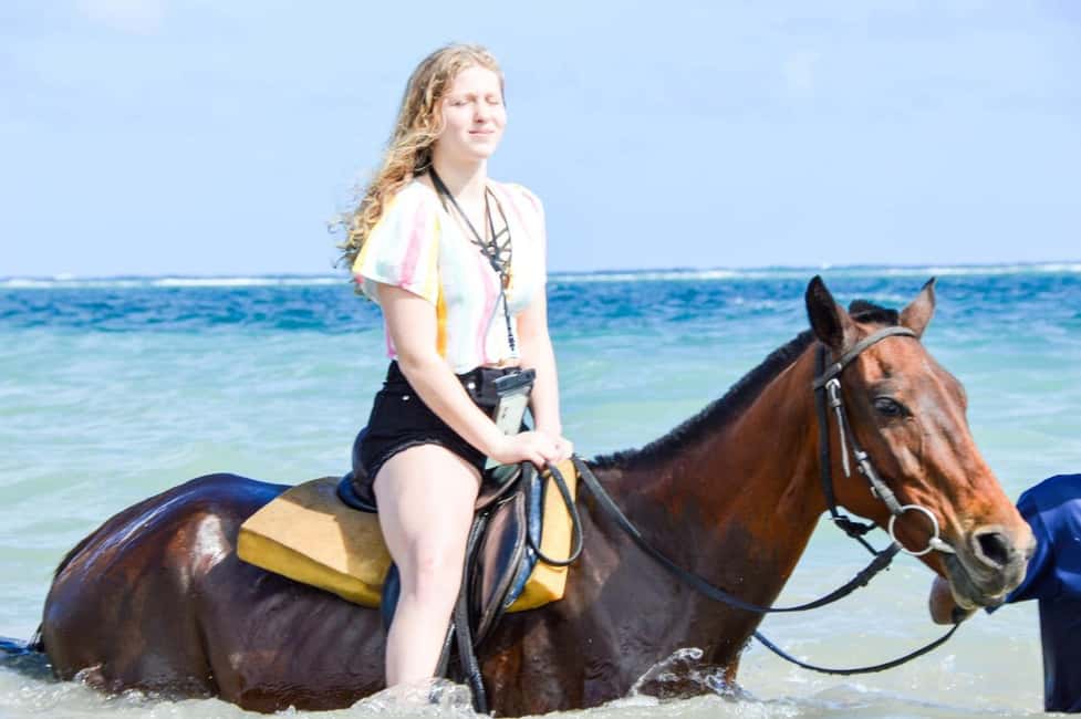 imagem n.8 de Ocho Rios: Blue Hole, White River Tubing e passeio a cavalo atividade em Jamaica, carregada pelo fornecedor