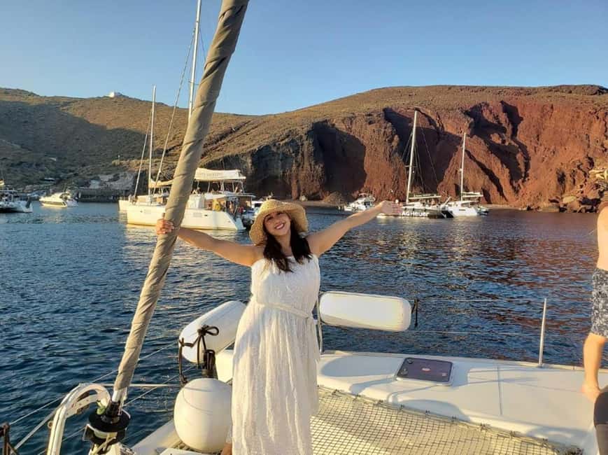 imagem n.32 de Santorini: Cruzeiro ao pôr do sol com jantar grego e transfer atividade em Cíclades, carregada pelo fornecedor