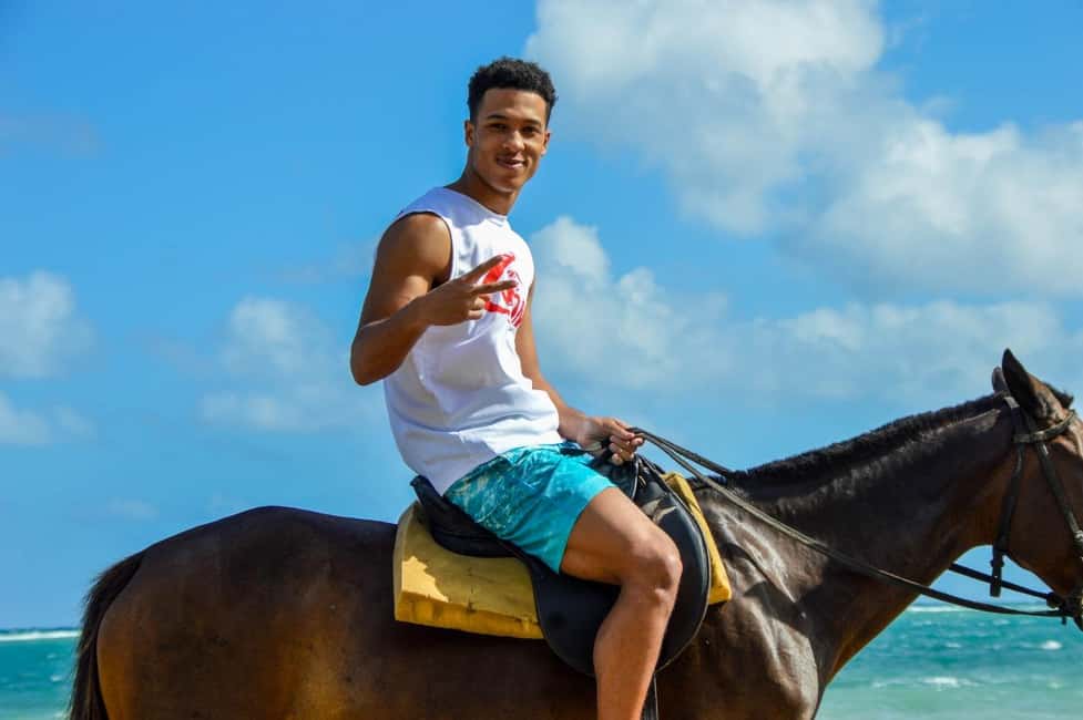 imagem n.4 de Ocho Rios: Blue Hole, White River Tubing e passeio a cavalo atividade em Jamaica, carregada pelo fornecedor