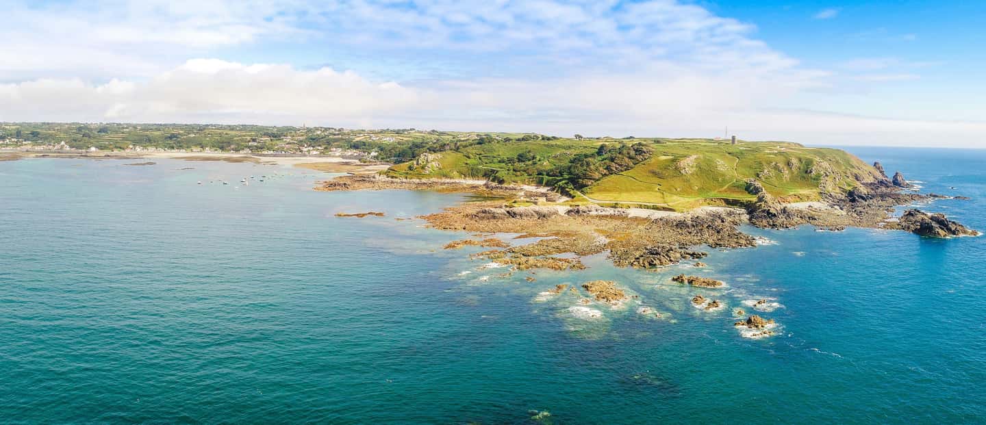 Immagine nº 2 di Guernsey: tour di mezza giornata con escursione a terra sull'isola attività a Saint Andrews, caricata dal fornitore