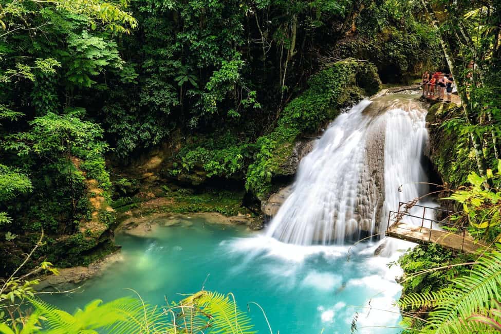 imagem n.1 de Ochos Rios: Dia inteiro em Dunn's River e Blue Hole com almoço atividade em Ocho Rios, carregada pelo fornecedor