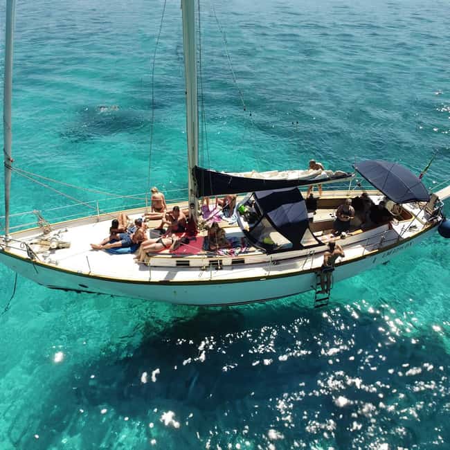 imagen n.º 1 de Catania: Excursión en barco con aperitivo, Prosecco y snorkel actividad en Catania, subida por el proveedor