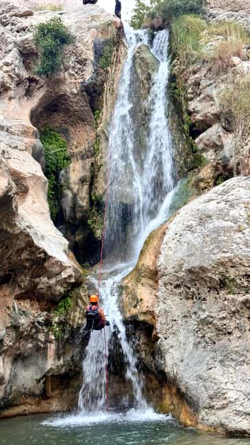Immagine nº 4 di Muscat: avventura di canyoning nel Wadi Mibam con discesa in corda doppia attività a Regione al-Sharqiyya, caricata dal fornitore