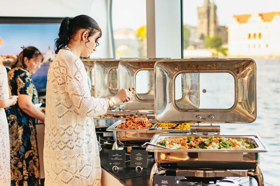 imagem n.8 de Praga: Cruzeiro noturno no rio Vltava com buffet atividade em República Tcheca, carregada pelo fornecedor