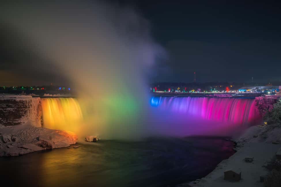 imagen n.º 11 de De Toronto a las cataratas del Niágara: Excursión nocturna con crucero y luces actividad en Niagara Falls, Nueva York, subida por el proveedor