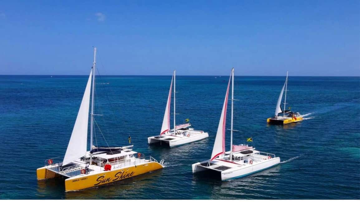 imagem n.6 de Catamarã Negril: Passeio matinal, mergulho com snorkel, DJ e Rick's Cafe atividade em Negril, carregada pelo fornecedor