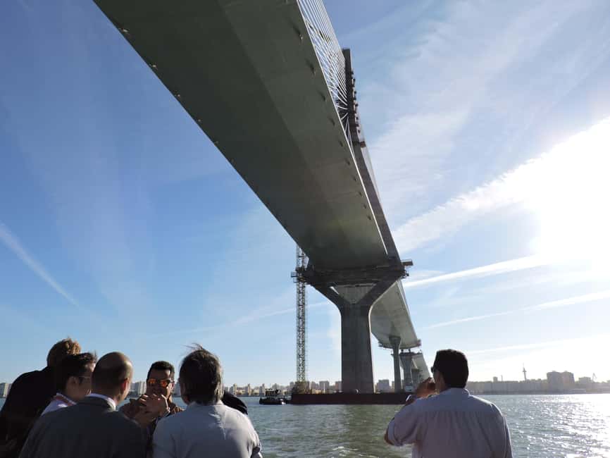 imagen n.º 8 de Cádiz: Excursión en Catamarán por la Bahía de Cádiz con Anfitrión actividad en Cádiz, subida por el proveedor