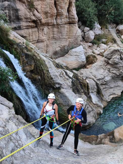 Immagine nº 1 di Muscat: avventura di canyoning nel Wadi Mibam con discesa in corda doppia attività a Regione al-Sharqiyya, caricata dal fornitore