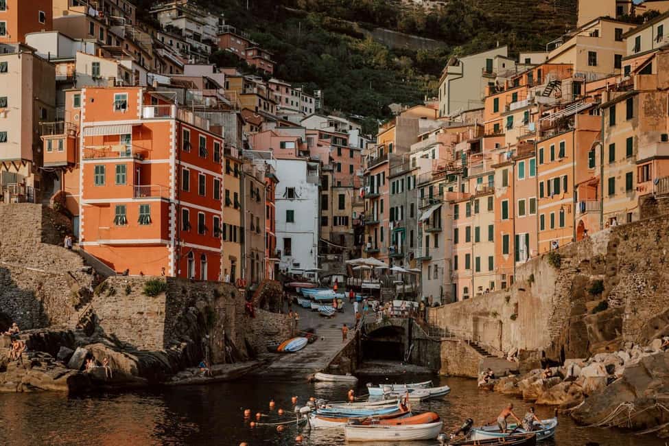 Immagine nº 3 di La Spezia: tour in barca al tramonto sulle Cinque Terre con aperitivo attività a La Spezia, caricata dal fornitore