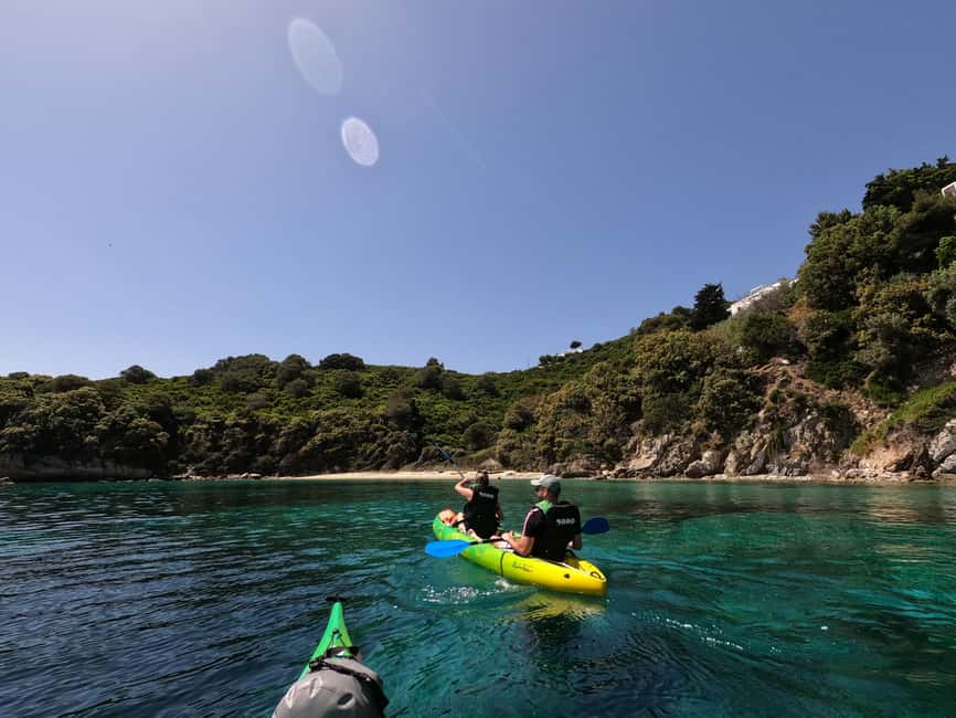 imagen n.º 14 de Skiathos: Excursión guiada en kayak de mar con parada para nadar actividad en Ciudad de Skiathos, subida por el proveedor