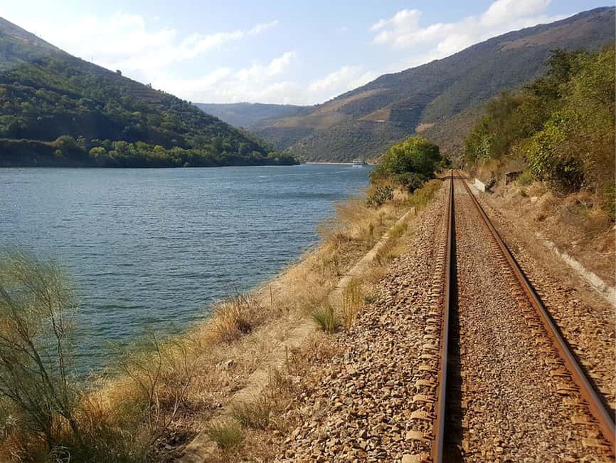Image N°14 de Depuis Porto : Vallée du Douro avec vignobles, déjeuner et excursion en bateau activité à Région Nord, Portugal, publiée par le prestataire