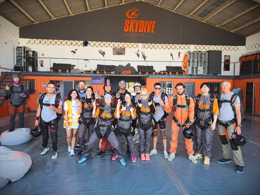 imagem n.4 de Skydive Algarve: Paraquedismo Tandem 10.000ft (até 15.000ft) atividade em Alvor, carregada pelo fornecedor