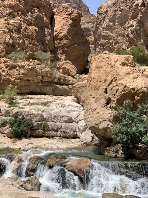 Immagine nº 5 di Muscat: Tour privato di Wadi Shab e Bimmah Sinkhole con pranzo attività a Regione al-Sharqiyya, caricata dal fornitore