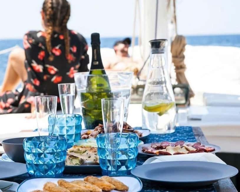 imagem n.5 de Ibiza: Veleiro particular com Open Bar Premium, comida e música atividade em Sant Josep de sa Talaia, carregada pelo fornecedor