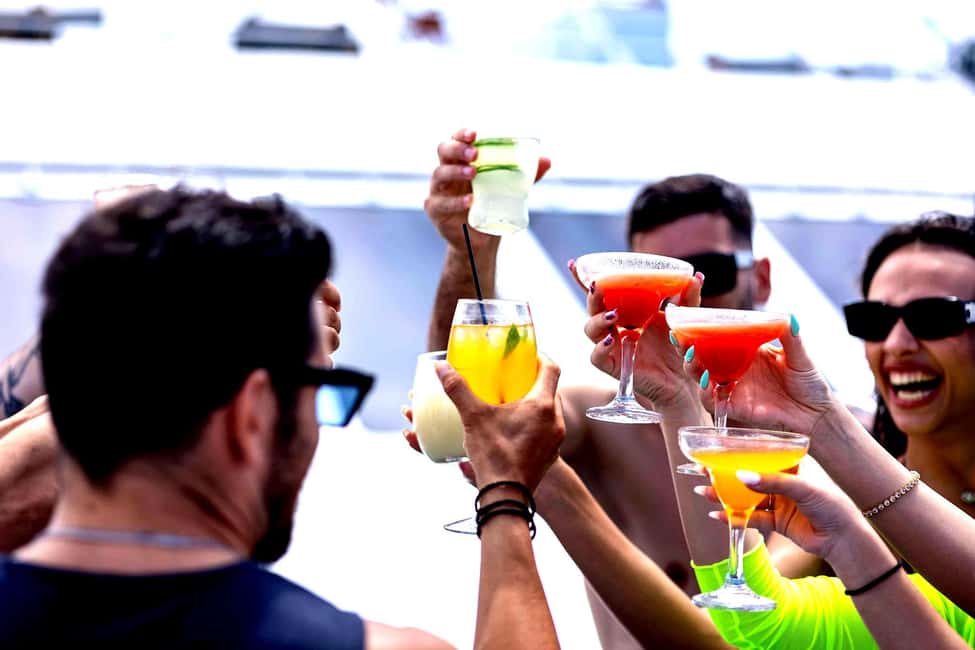 afbeelding n.37 van Athene: eilandcruise met zwemmen. DJ, lunch en drankjes inbegrepen. activiteit in Centraal-Griekenland, geüpload door aanbieder