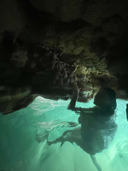 Immagine nº 1 di Muscat: escursione di un'intera giornata a Wadi Shab, grotta romantica e sinkhole attività a Regione al-Sharqiyya, caricata dal fornitore