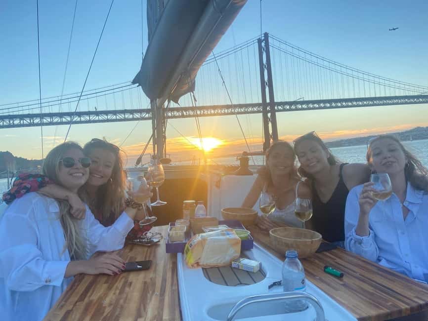 imagem n.14 de Lisboa: Cruzeiro no Rio Tejo em Veleiro atividade em Lisboa, carregada pelo fornecedor