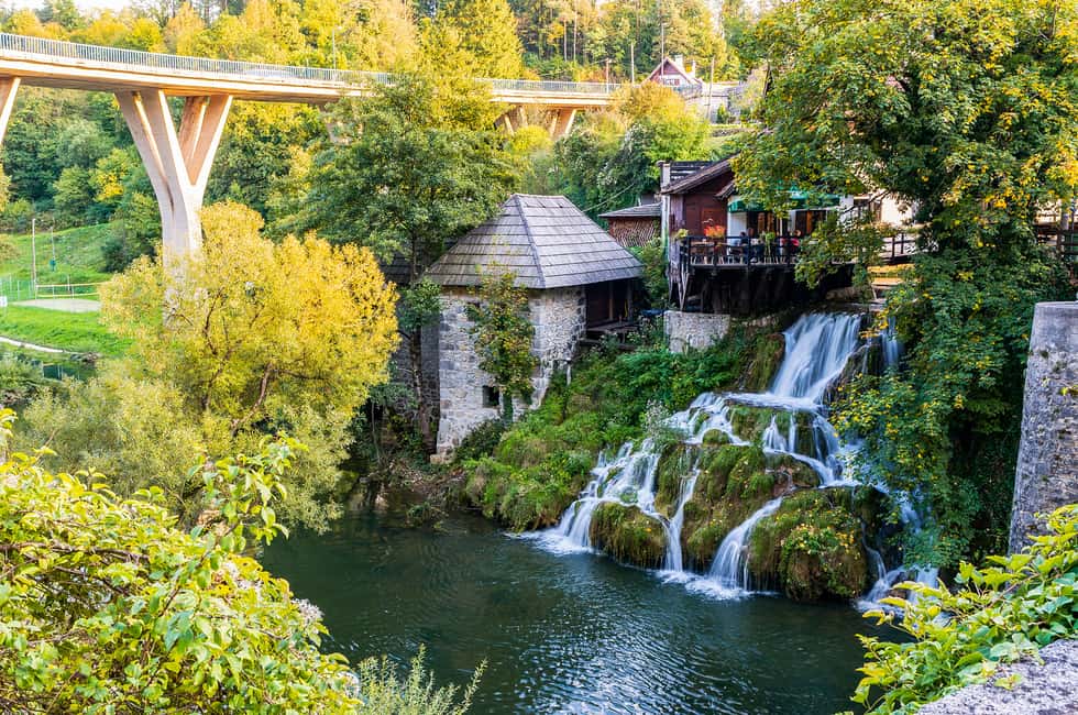 afbeelding n.3 van Vanuit Zagreb: Dagtrip Plitvice & Rastoke met gids en ticket activiteit in Slunj, geüpload door aanbieder