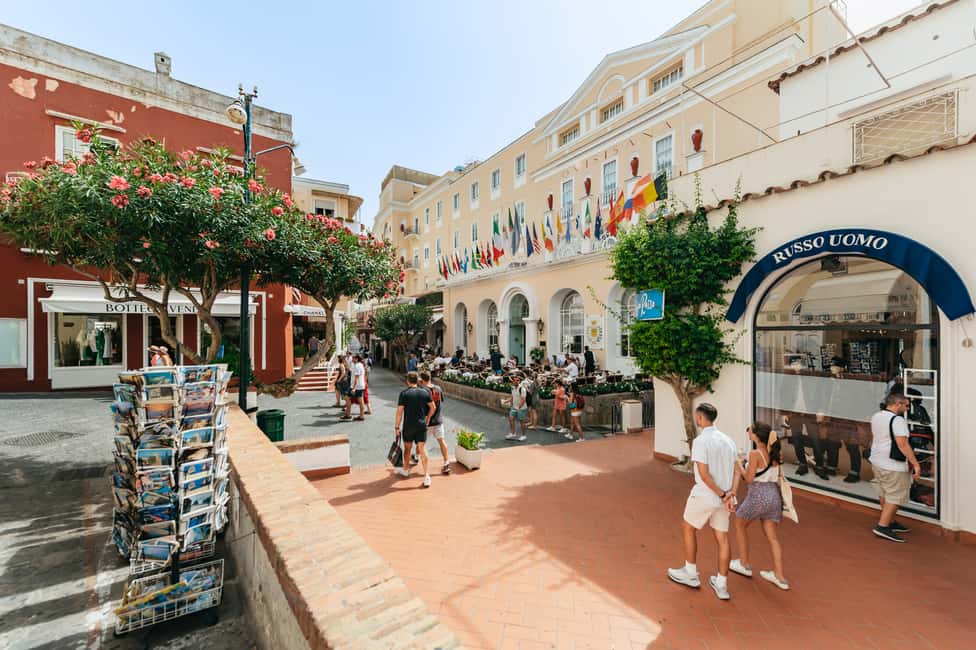 Immagine nº 3 di Sorrento: Gita in barca in Costiera e a Capri con degustazione di limoncello attività a Matermania, caricata dal fornitore