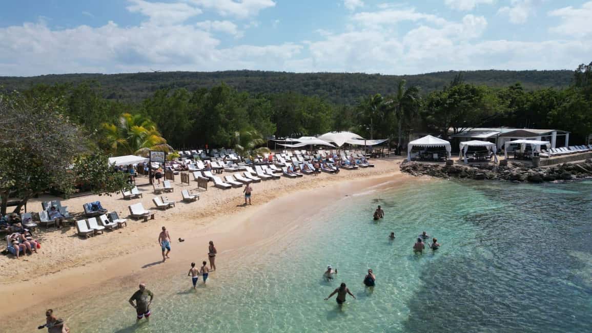 imagem n.8 de Falmouth: Jungle River Tubing e Bamboo Beach Club com almoço atividade em Condado de Cornwall, carregada pelo fornecedor