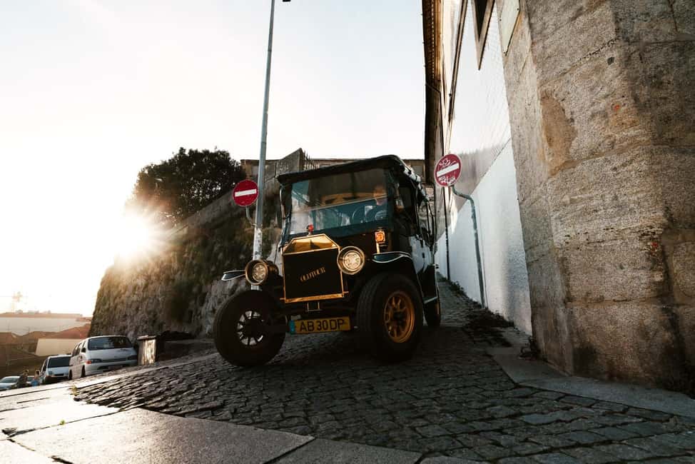 imagem n.3 de Porto:Tour particular pela cidade histórica num Ford T clássico atividade em Porto, Portugal, carregada pelo fornecedor