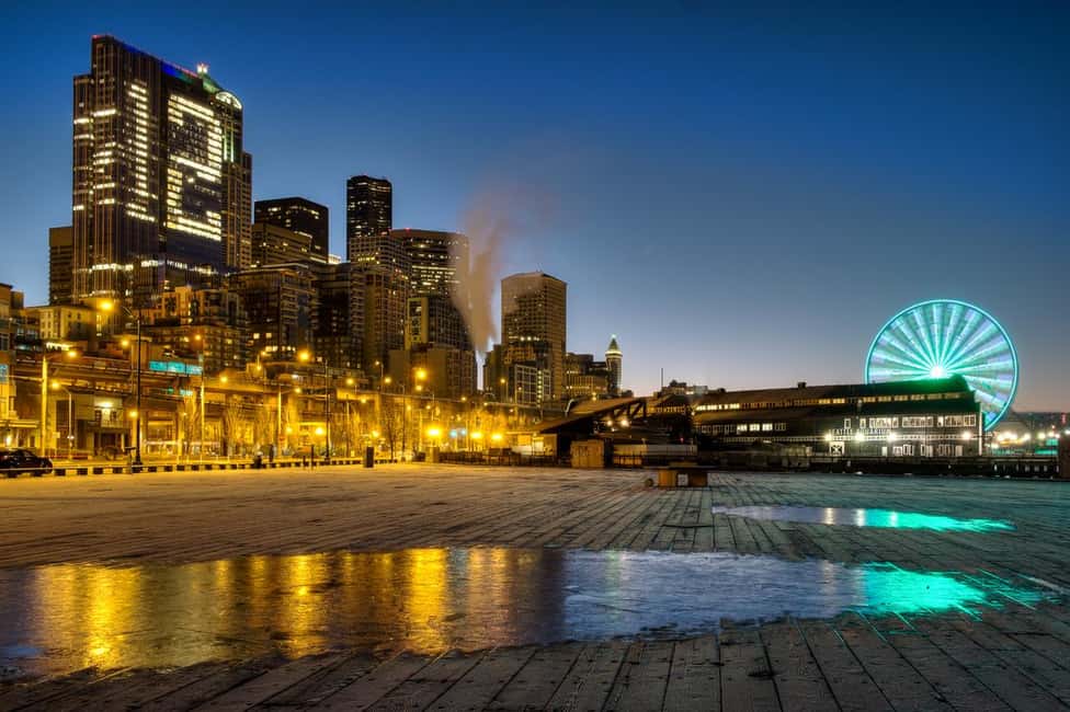 imagem n.3 de Seattle: Tour noturno panorâmico com Space Needle e Skywheel atividade em Seattle, carregada pelo fornecedor