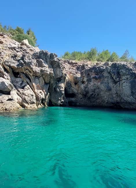 imagem n.28 de Sesimbra: Passeio de barco pelas baías e praias secretas com snorkeling atividade em Distrito de Lisboa, carregada pelo fornecedor