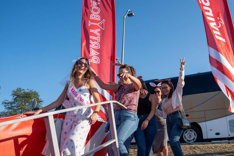 imagem n.2 de Porto: Barco de festa no rio Douro com opção de pôr do sol e 6 pontes atividade em Região do Norte, Portugal, carregada pelo fornecedor