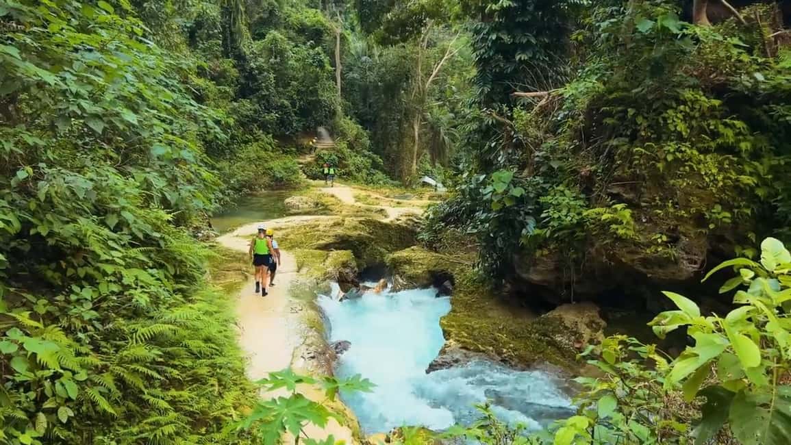 imagem n.2 de Cebu: Excursão de canyoning às cataratas de Kawasan com tirolesa atividade em Badian, carregada pelo fornecedor