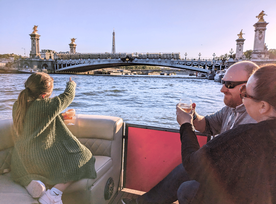 Image N°1 de Paris : Croisière privée au coucher du soleil avec apéritif et prise en charge des passagers activité à Paris, publiée par le prestataire