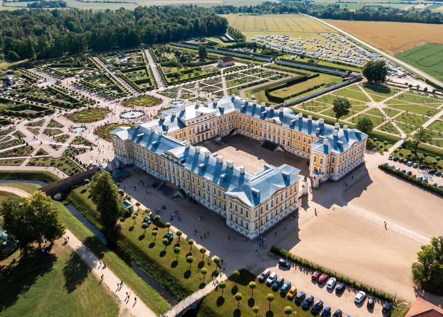 imagem n.1 de Riga: Passeio pela Colina das Cruzes, Palácio de Rundāle e Castelo de Bauska atividade em Distrito de Rundale, carregada pelo fornecedor