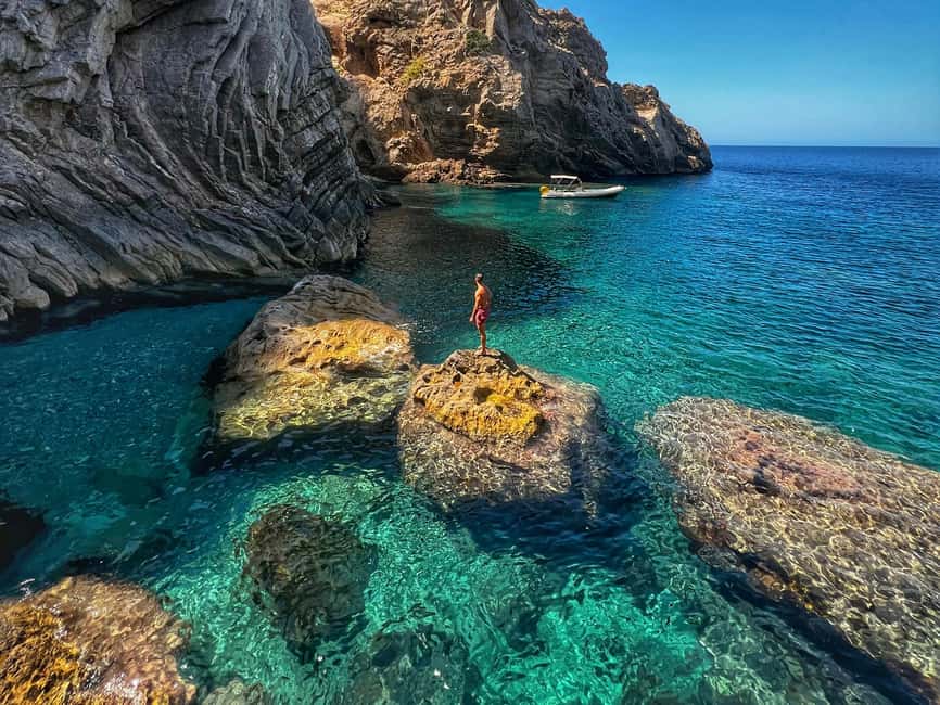 Image N°1 de Ibiza : Excursion en bateau, safari en 4x4 et randonnée au coucher du soleil à Es Vedra activité à Sant Josep de sa Talaia, publiée par le prestataire