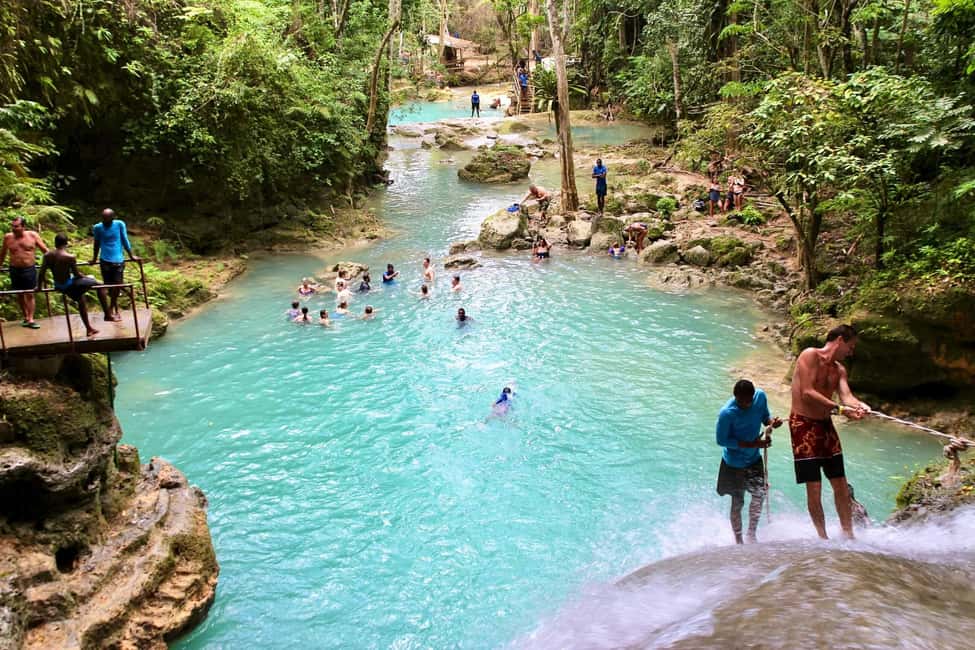 imagem n.3 de De Falmouth: Tour combinado de Blue Hole e River Tubing atividade em Clarendon, carregada pelo fornecedor