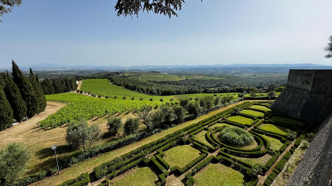 imagen n.º 3 de Chianti: tour en bicicleta eléctrica con visita al castillo y cata de vinos actividad en Siena, subida por el proveedor