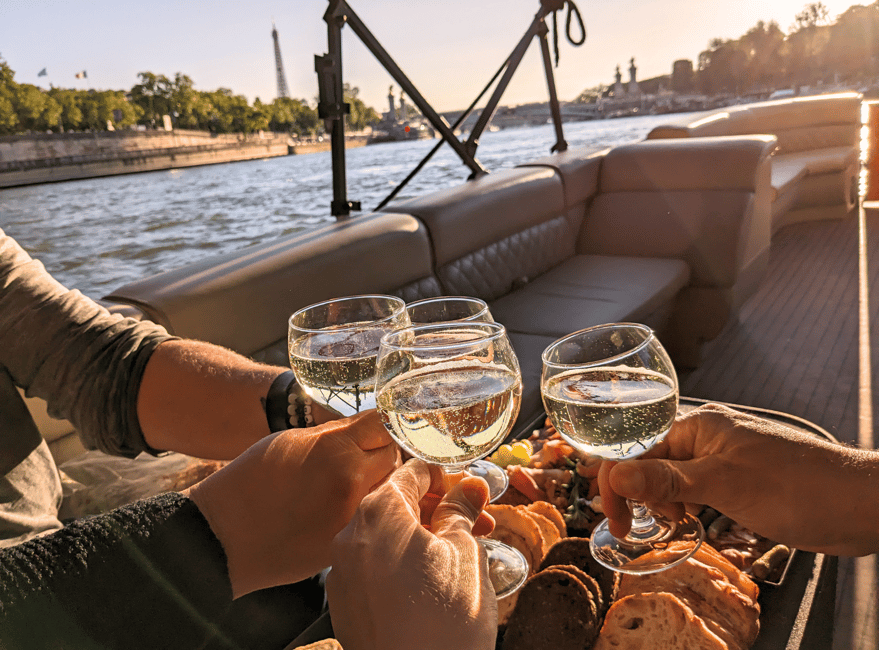 Image N°7 de Paris : Croisière privée au coucher du soleil avec apéritif et prise en charge des passagers activité à Paris, publiée par le prestataire