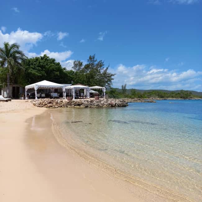 imagem n.5 de Falmouth: Jungle River Tubing e Bamboo Beach Club com almoço atividade em Condado de Cornwall, carregada pelo fornecedor