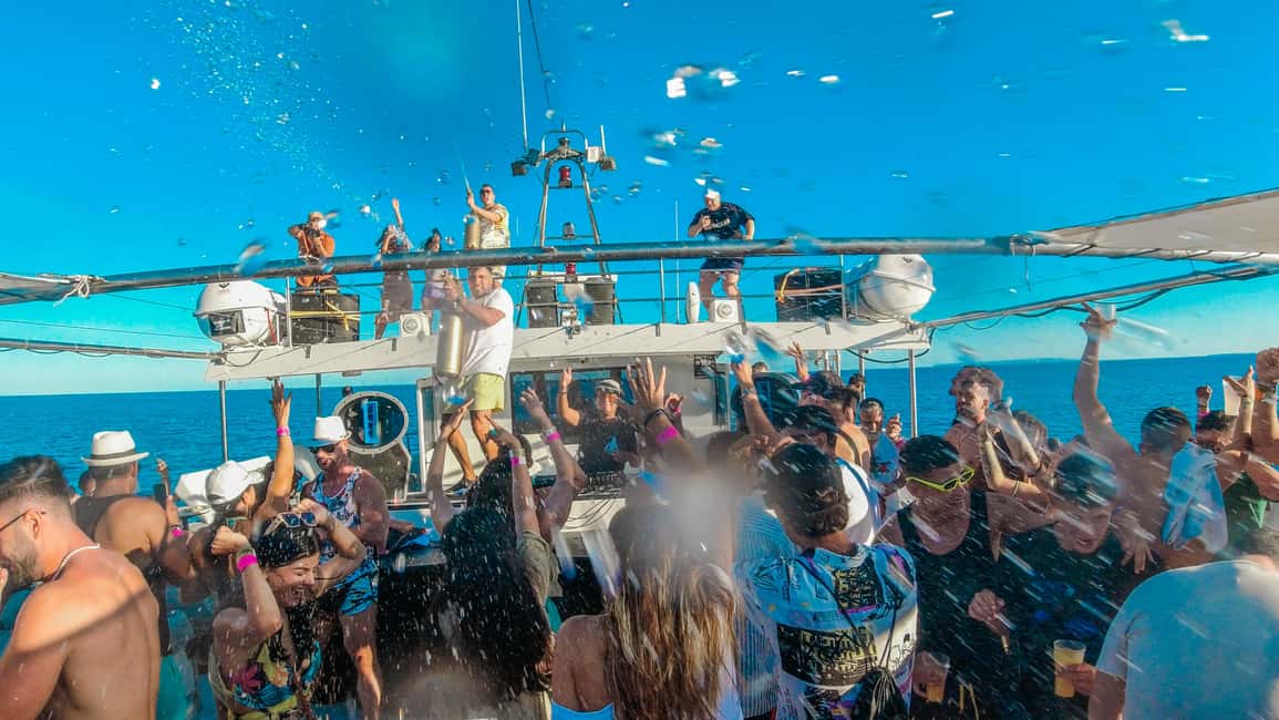 Image N°29 de Ibiza : Soirée VIP sur un catamaran avec Open Bar Premium, Paella et Ticket Club activité à Ibiza (ville), publiée par le prestataire