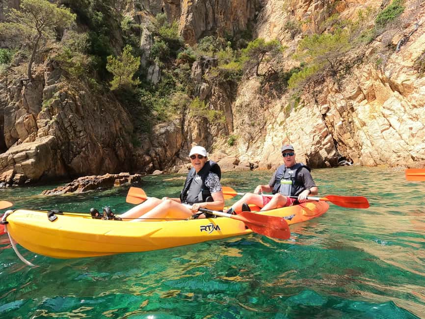 imagem n.5 de De Barcelona: excursão de caiaque e snorkel na Costa Brava com almoço atividade em Barcelona, carregada pelo fornecedor