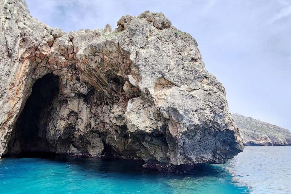 Immagine nº 2 di TOUR DELLE GROTTE DI LEUCA CON SKIPPER 3 ORE attività a Lecce, caricata dal fornitore