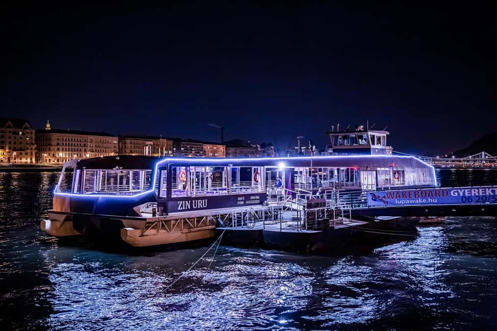 imagem n.6 de Budapeste: Cruzeiro turístico noturno ou diurno atividade em Budapeste, carregada pelo fornecedor