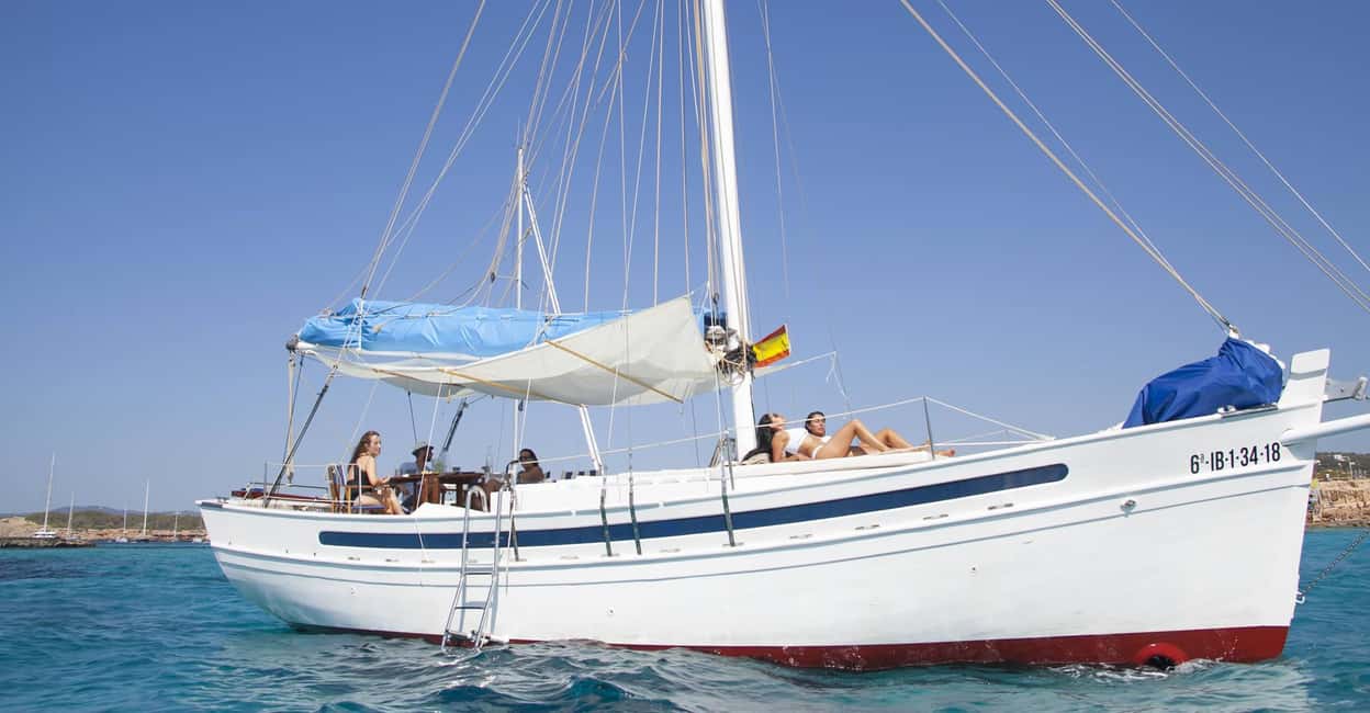 imagem n.6 de Ibiza: Veleiro particular com Open Bar Premium, comida e música atividade em Sant Josep de sa Talaia, carregada pelo fornecedor
