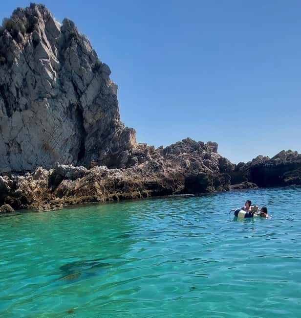 imagem n.29 de Sesimbra: Passeio de barco pelas baías e praias secretas com snorkeling atividade em Distrito de Lisboa, carregada pelo fornecedor